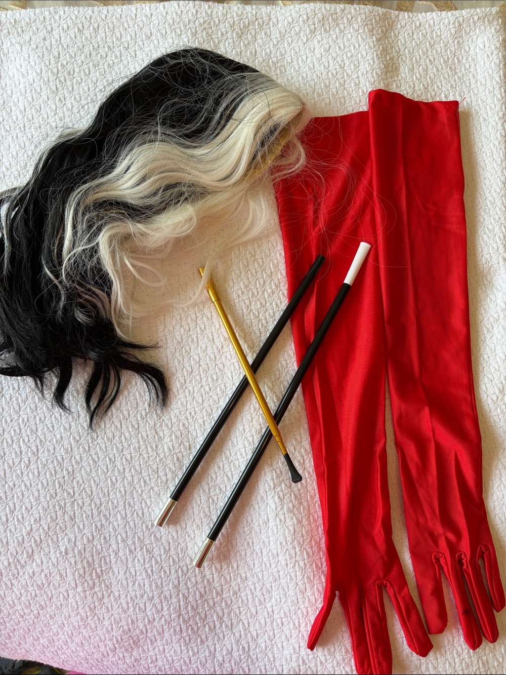 Wig AND Accessories Cruella DeViL BUNDLE!!
